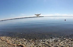 城會玩！加拿大男子成功用無人機釣到魚