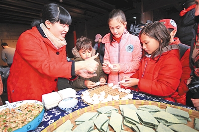 寧波百名外籍人士走進(jìn)前童古鎮(zhèn) 體驗(yàn)?zāi)晡丁胺沁z”文化 寧波百名外籍人士走進(jìn)前童古鎮(zhèn) 體驗(yàn)?zāi)晡丁胺沁z”文化