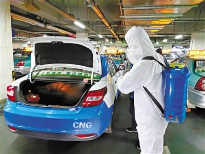 免費接送一線抗“疫”人員 蘭州奔馬雷鋒車隊，你們真棒！