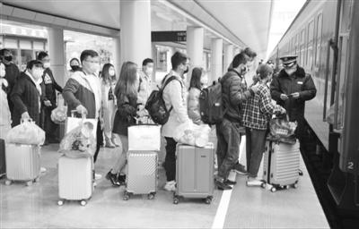 蘭州鐵路局開(kāi)行首趟“點(diǎn)對(duì)點(diǎn)”進(jìn)疆普速支教專列