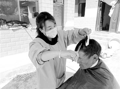 蘭州七里河區(qū)阿干鎮(zhèn)深溝掌村辦起“愛心發(fā)屋” 村民享受免費服務