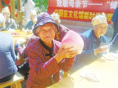 母親節(jié)，白銀“花村”擺了一場“敬老宴”