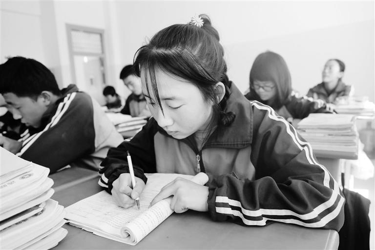 慶陽環(huán)縣這名小姑娘，柔弱肩膀撐起一個(gè)大家庭