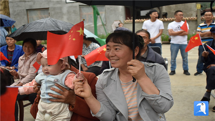 隴南市紀(jì)委監(jiān)委黨員干部與宕昌縣官亭鎮(zhèn)杜家村群眾一起慶祝黨的生日。_副本.jpg
