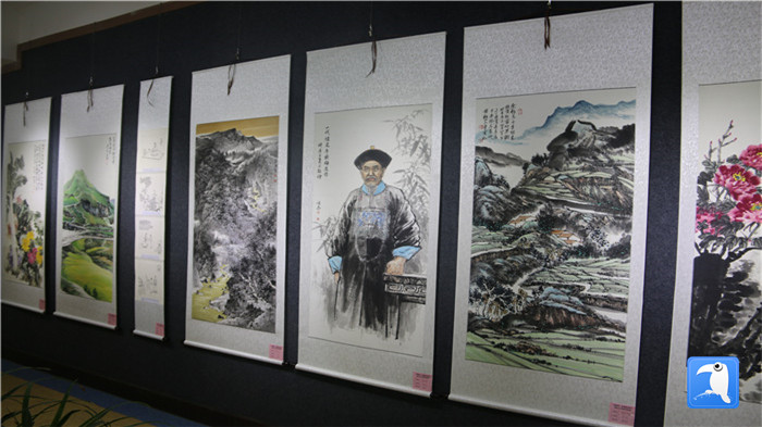 7月1日上午，定西市通渭縣紀(jì)委監(jiān)委舉辦“襄郡清風(fēng)·喜迎建黨99周年”廉政文化書畫展， 共同為黨的生日獻(xiàn)禮。_副本.jpg