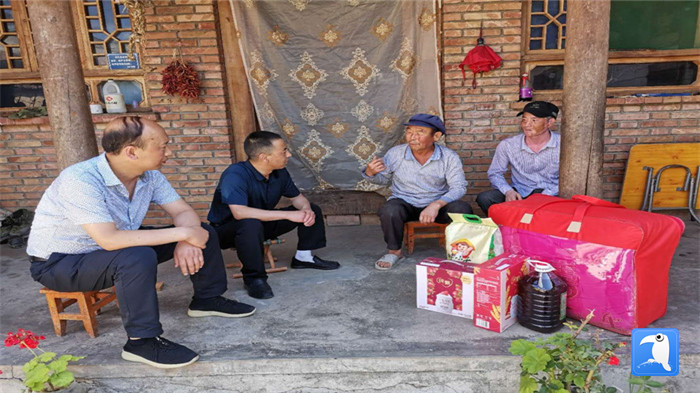 在建黨99周年來臨之際，隴南市禮縣紀(jì)委監(jiān)委在中壩鎮(zhèn)、三峪鄉(xiāng)開展“七一”慰問老黨員、困難黨員活動，為他們送去組織的關(guān)懷和節(jié)日的問候。_副本.jpg