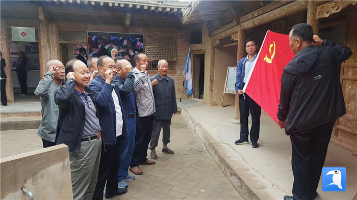 7月1日，臨夏州紀(jì)委監(jiān)委機(jī)關(guān)黨總支組織退休黨支部部分黨員前往東鄉(xiāng)縣布楞溝村史館，開展主題黨日活動。_副本.jpg