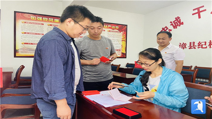 定西市漳縣紀(jì)委監(jiān)委現(xiàn)場繳納黨費(fèi)（穆常榮 攝）.jpg