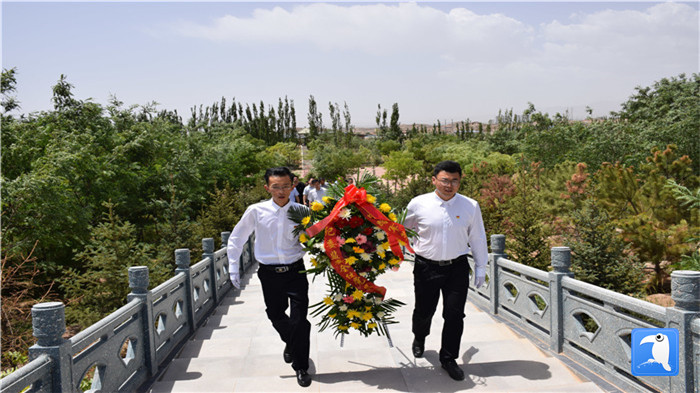 七一”前夕，白銀市紀(jì)委監(jiān)委機(jī)關(guān)黨委組織黨員來到紅軍西路軍景泰烈士陵園開展主題黨日活動。 朱鵬拍攝_副本.jpg