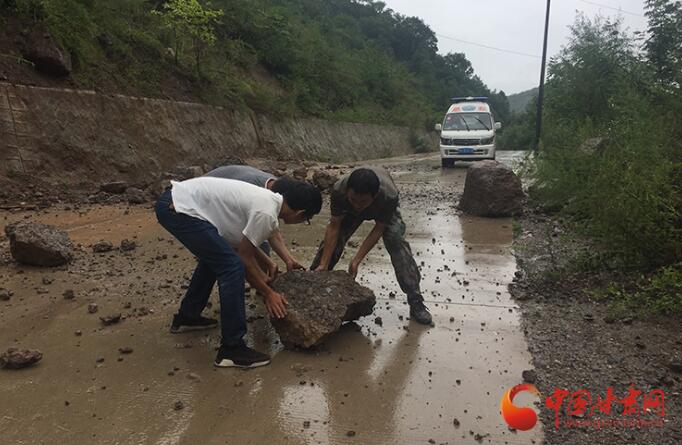 康縣長壩鎮(zhèn)：鏟車、120合力“逆行”救援群眾  