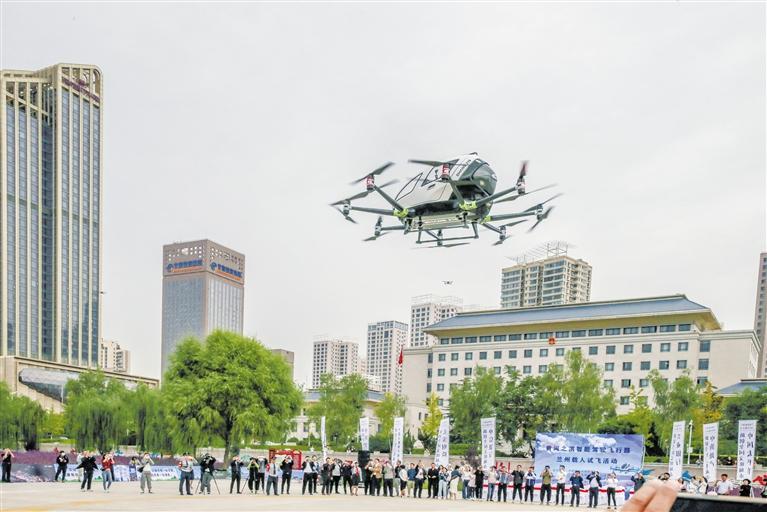 超酷、超刺激！智能駕駛飛行器在蘭載人試飛