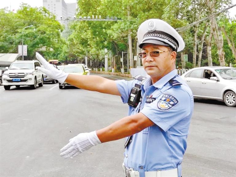 蘭州城關區(qū)交警大隊一線老交警馬驍：俯首甘為“老黃?！?>
        </a><em>蘭州城關區(qū)交警大隊一線老交警馬驍：俯首甘為“老黃?！?/em></li>
    <li><a  target=