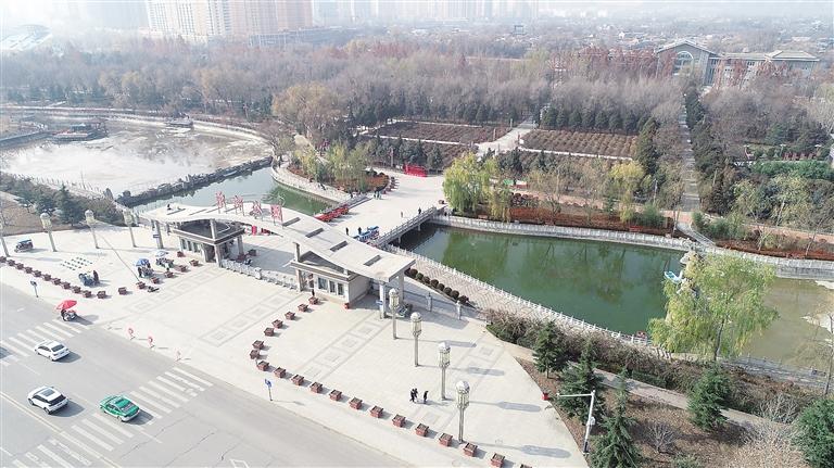 　初冬時(shí)節(jié)，臨夏市東郊公園里,楓樹(shù)、松柏、云杉等樹(shù)木色彩斑斕