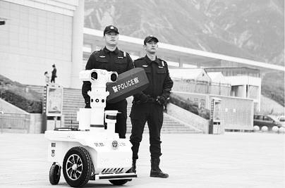 新奇！5G巡邏機(jī)器人亮相隴南武都街頭