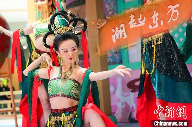 圖為今年9月5日，在重慶亮相的敦煌博物館“潮起東方”主題活動(dòng)現(xiàn)場(chǎng)。敦煌博物館供圖