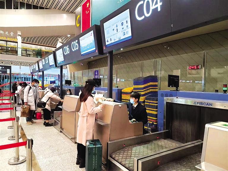 針對疫情中高風(fēng)險(xiǎn)地區(qū)各航空公司相繼推出客票退改政策