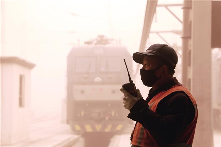 蘭州鐵路局加強(qiáng)線路設(shè)備巡視檢查確保運輸安全