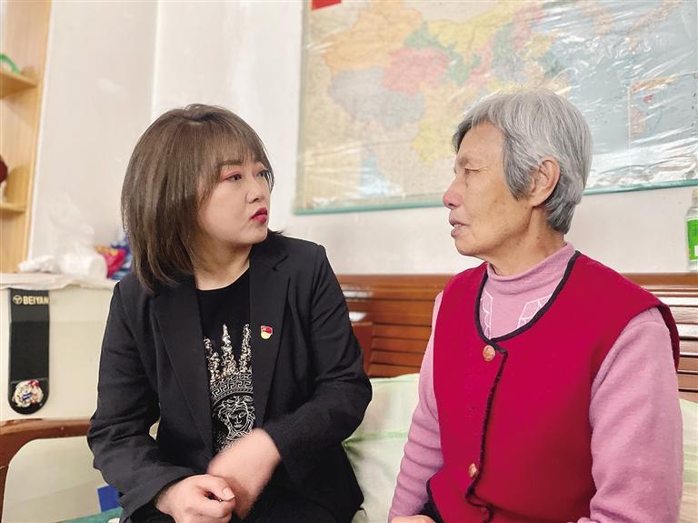 敦煌路街道任家莊街東社區(qū)黨委書記、居委會(huì)主任譚莉：我們必須成為老百姓?qǐng)?jiān)強(qiáng)的后盾