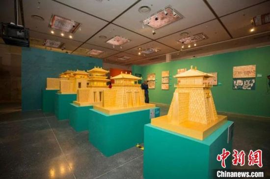 圖為呈現(xiàn)敦煌壁畫(huà)中的建筑和園林之美的復(fù)原模型。(資料圖) 敦煌研究院供圖