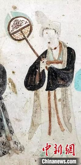 “一把小扇在手，笑對仲夏酷暑?！眻D為莫高窟第468窟《執(zhí)團扇女供養(yǎng)人》(中唐)?！《鼗脱芯吭汗﹫D