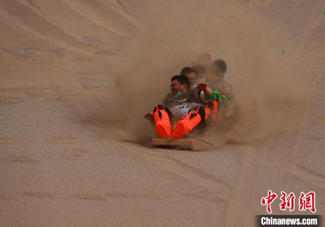6月13日，敦煌鳴沙山月牙泉景區(qū)舉辦滑沙比賽?！●T豆 攝