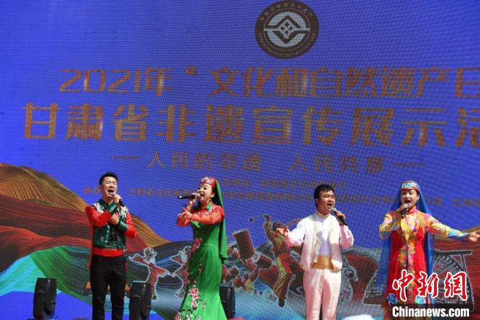 圖為甘肅臨夏回族自治州非遺傳承人演唱花兒?！钇G敏 攝