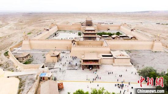 圖為7月中旬，世界文化遺產(chǎn)——嘉峪關(guān)，它是中國明代萬里長城的西端起點。　高展　攝