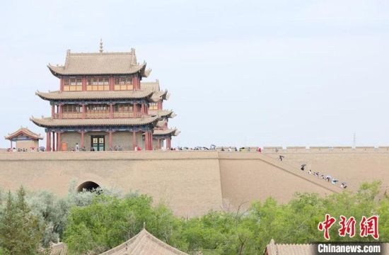 歷經(jīng)數(shù)十載保護修繕的古老關(guān)城得以延年益壽，成為了海內(nèi)外游客“絲路游”的必經(jīng)打卡地?！「哒?攝