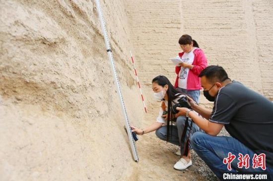 科技保護讓長城價值的真實性和完整性得到有效延續(xù)和傳承。圖為文物工作者正在測量關(guān)城的相關(guān)數(shù)據(jù)?！「哒?攝