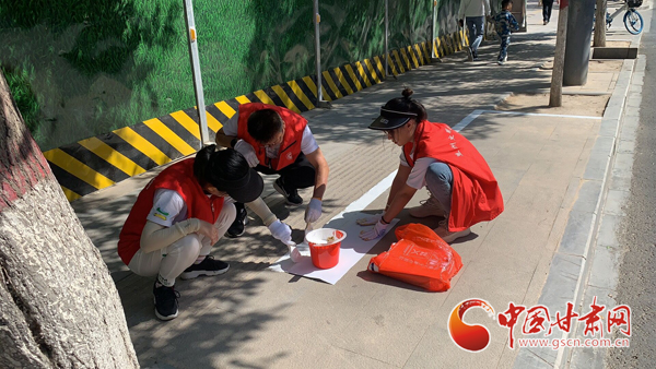 蘭州城關：規(guī)范停車劃線標識 讓非機動車停放“守規(guī)矩”