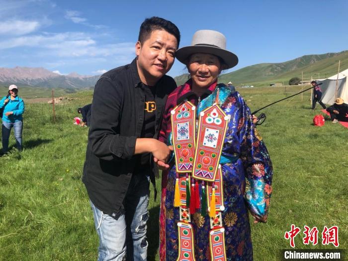 圖為拍攝紀(jì)錄片《西茂的婚禮》期間，張輝剛(左)與裕固族老人合影留念。(資料圖) 張輝剛供圖