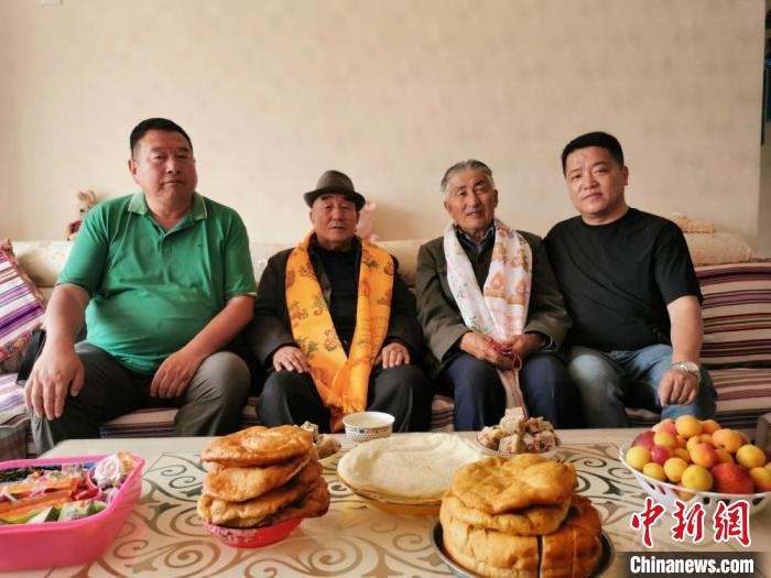圖為張輝剛(右一)拜訪甘肅肅南縣裕固族德高望重的老人。(資料圖) 張輝剛供圖