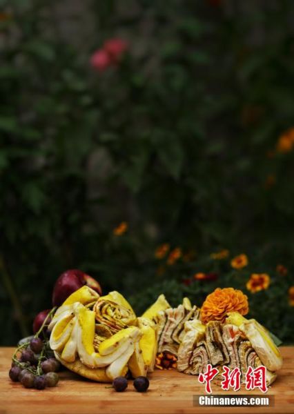 圖為做好的月餅，狀似玫瑰，切開后層層疊疊，色彩斑斕。張文 攝