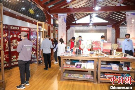 圖為甘肅“一會(huì)一節(jié)”期間，位于敦煌的天水市展館中，民眾觀賞文創(chuàng)產(chǎn)品。　甘肅省文化和旅游廳供圖