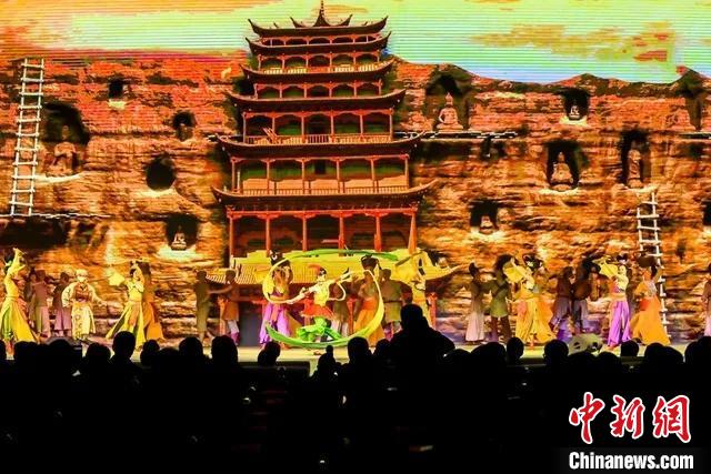開幕式文藝展示“相約敦煌”，通過數(shù)字技術(shù)將莫高窟“搬到”演出現(xiàn)場?！「拭C省文化和旅游廳供圖