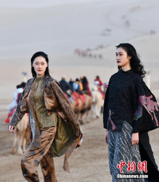 圖為敦煌服裝秀展示。 殷春永 攝