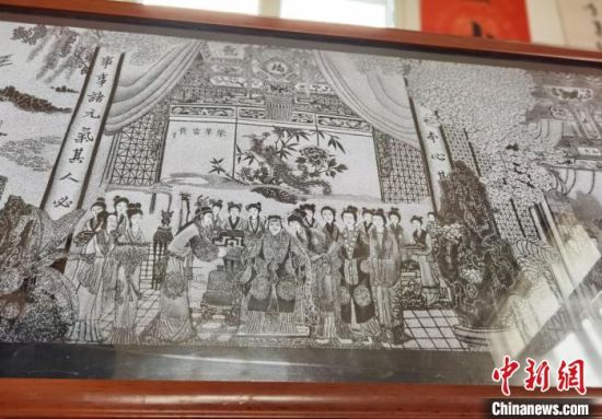 圖為陶世清的影雕作品。　楊娜 攝