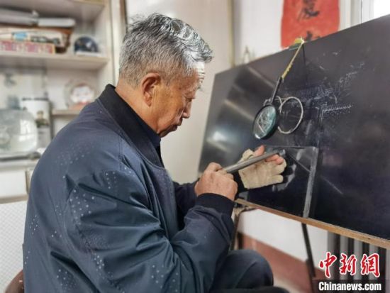 圖為陶世清在創(chuàng)作中。　楊娜 攝