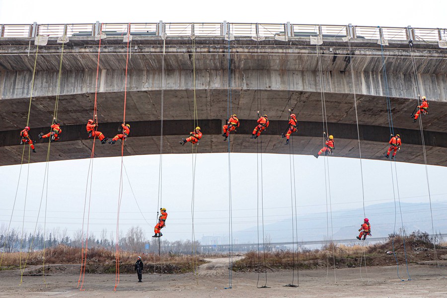 硬核！甘肅天水森林消防員百米高空練技能