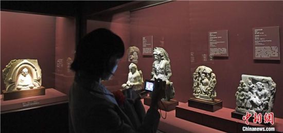 2018年8月，《平山郁夫的絲路世界——平山郁夫絲綢之路美術(shù)館文物展》在甘肅敦煌莫高窟開展。中新社記者 楊艷敏 攝