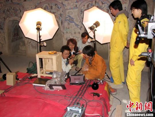 敦煌研究院與日本東京文化財研究所合作進行第285窟多光譜無損調(diào)查工作現(xiàn)場。中新社發(fā) 婁婕 供圖