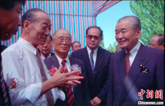 1994年8月，時任日本首相竹下登(右一)與時任敦煌研究院院長段文杰在莫高窟親切交談。中新社發(fā) 婁婕 供圖
