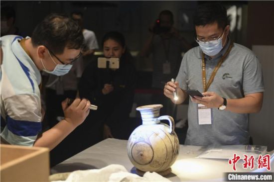 2020年6月，在長沙博物館舉行“從地中海到中國：絲路寶藏——平山郁夫絲綢之路美術(shù)館藏文物展”前，專家開箱鑒定文物。中新社記者 楊華峰 攝