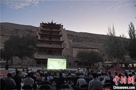 2018年8月，在敦煌莫高窟標(biāo)志性建筑“九層樓”前，《回顧平山郁夫先生的貢獻》座談會舉行。來自中日兩國的專家、學(xué)者共同懷念這位情系敦煌數(shù)十載的繪畫巨匠、中日友好的文化使者、世界文化遺產(chǎn)的守護者。中新社記者 楊艷敏 攝