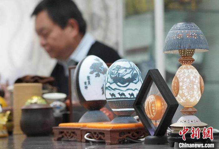 圖為吳義澤完成的蛋雕作品?！【琶赖ぴ?攝