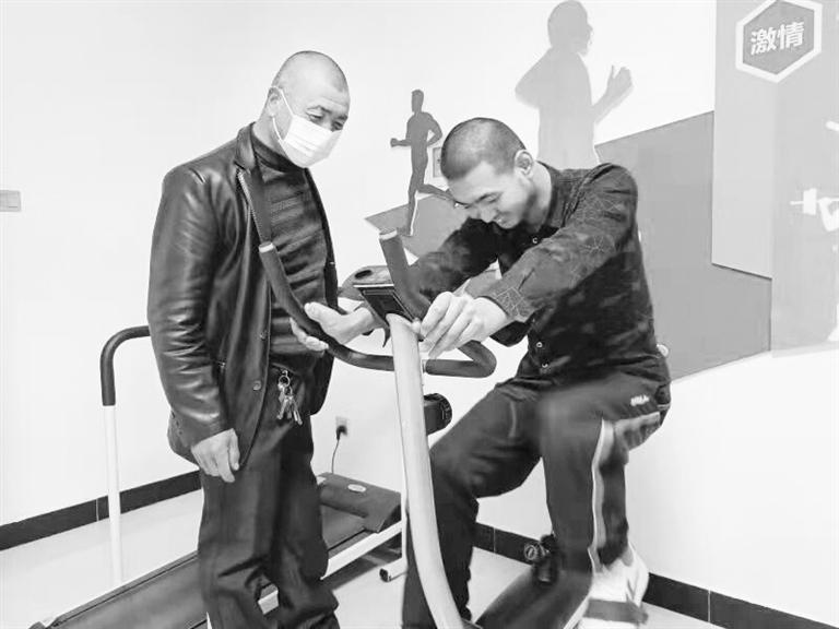 父愛如山！張掖高臺殘疾父親悉心照顧殘疾兒子20余年