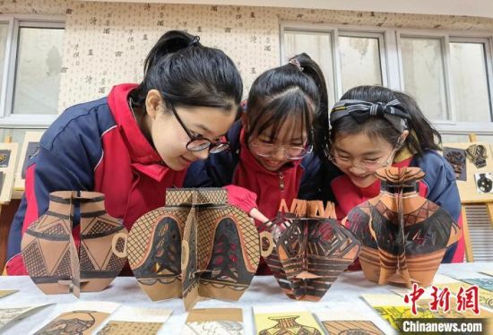 圖為學生用紙創(chuàng)作的立體彩陶。　劉玉桃 攝