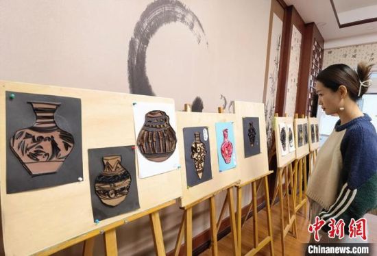 圖為學生用衍紙材料制作的彩陶紋飾?！⒂裉?攝