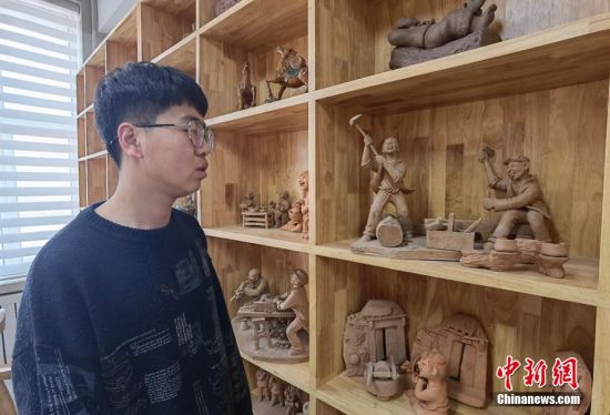 圖為學(xué)生介紹作品。 劉玉桃 攝