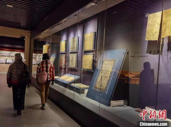 圖為蘭州市民參觀博物館展品?！⌒煅?攝